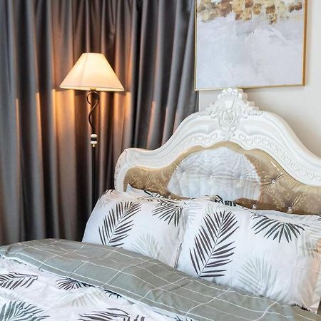 A2J Luxury 2Br Bgc Uptown Suite Near Uptown Mall Manila Esterno foto