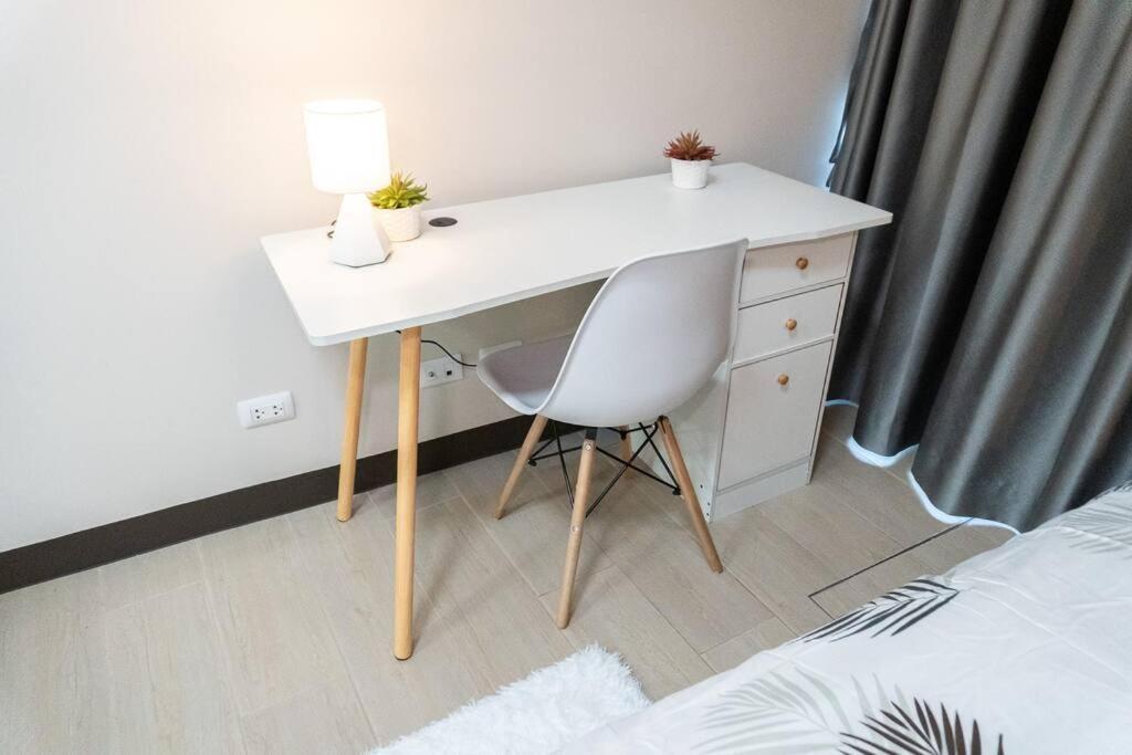 A2J Luxury 2Br Bgc Uptown Suite Near Uptown Mall Manila Esterno foto