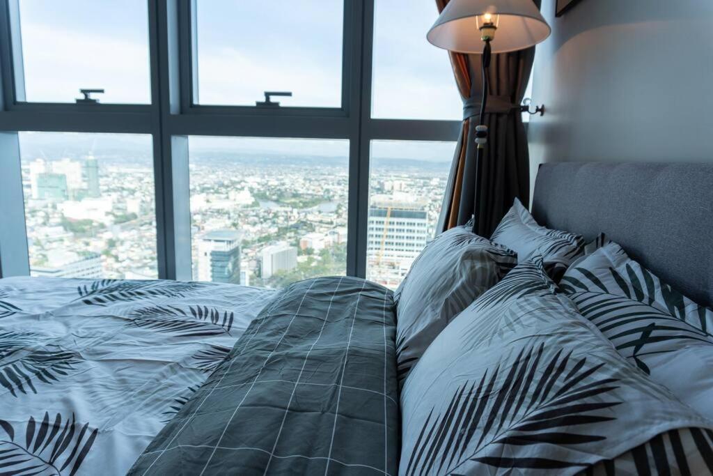 A2J Luxury 2Br Bgc Uptown Suite Near Uptown Mall Manila Esterno foto
