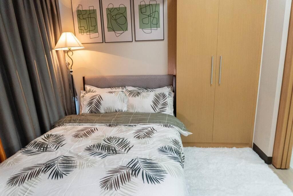 A2J Luxury 2Br Bgc Uptown Suite Near Uptown Mall Manila Esterno foto