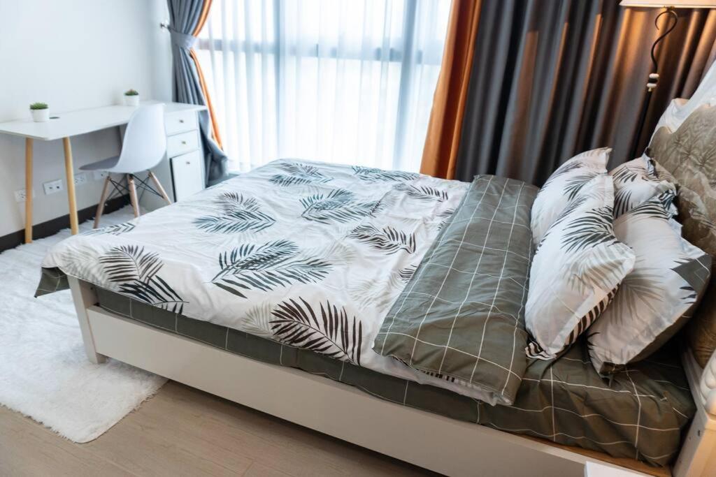 A2J Luxury 2Br Bgc Uptown Suite Near Uptown Mall Manila Esterno foto