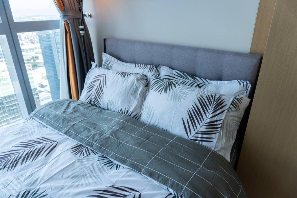 A2J Luxury 2Br Bgc Uptown Suite Near Uptown Mall Manila Esterno foto